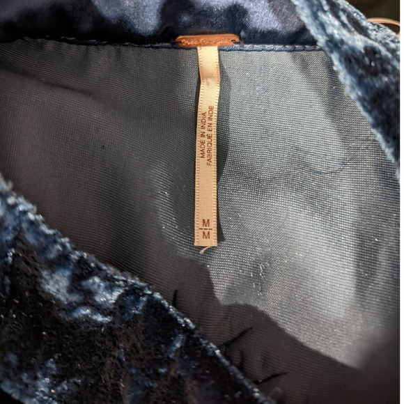 Elegant Blue Velvet Dress - Picture 4 of 6